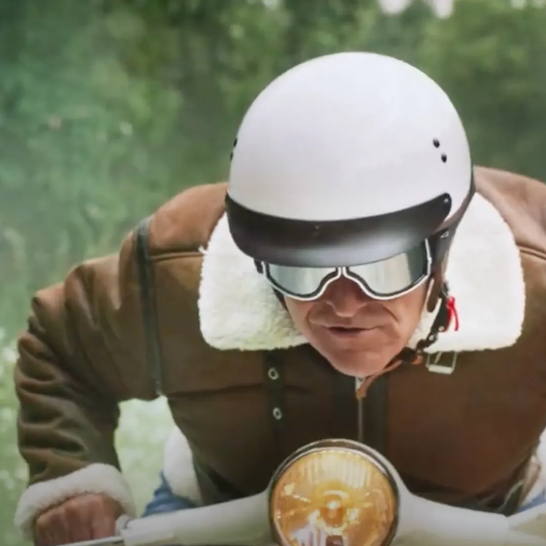Abuelo influencer disfrutando de un paseo en moto