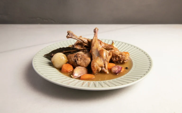 carne de conejo en escabeche