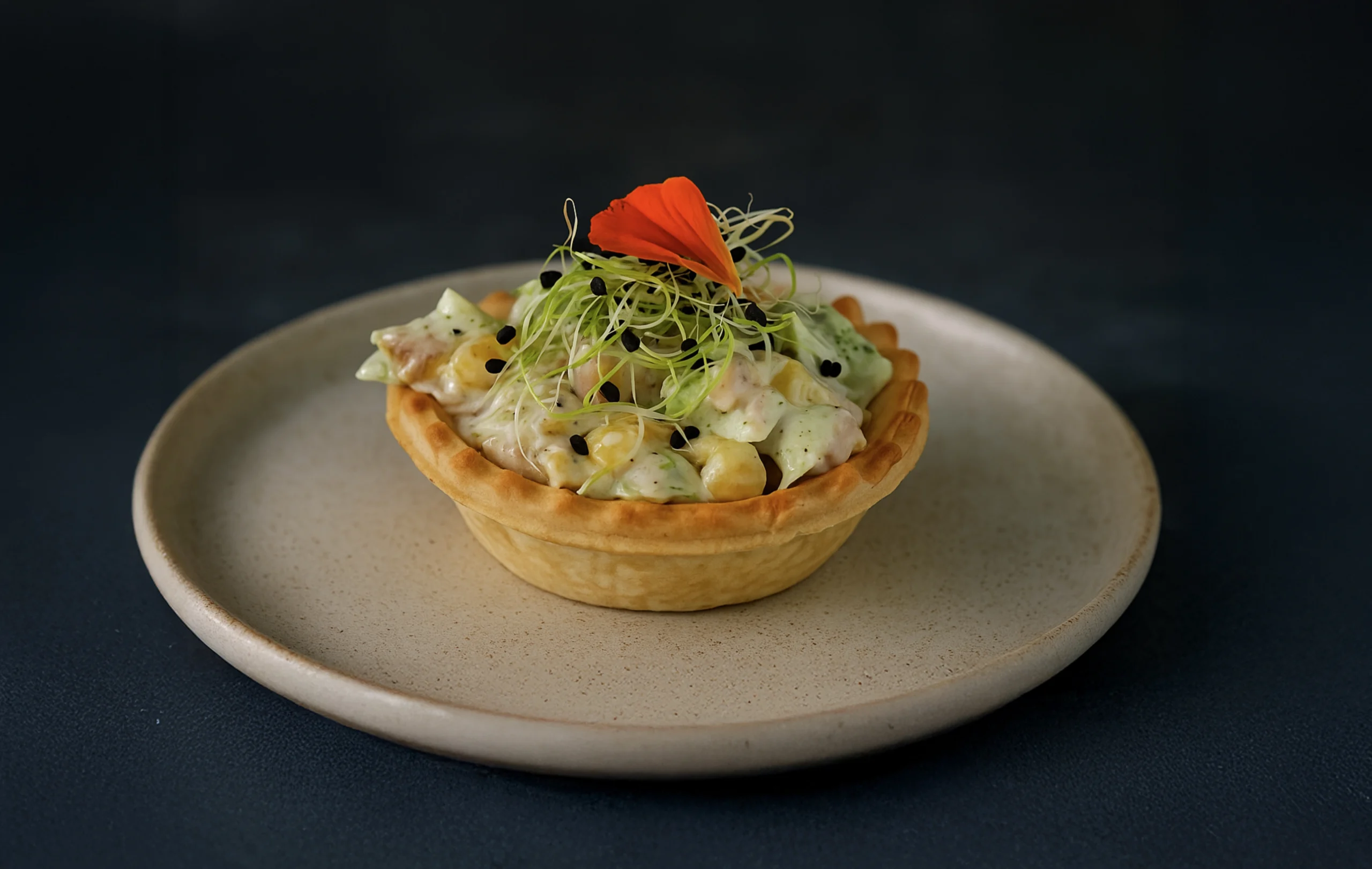 Tartaleta de carne de conejo con piña