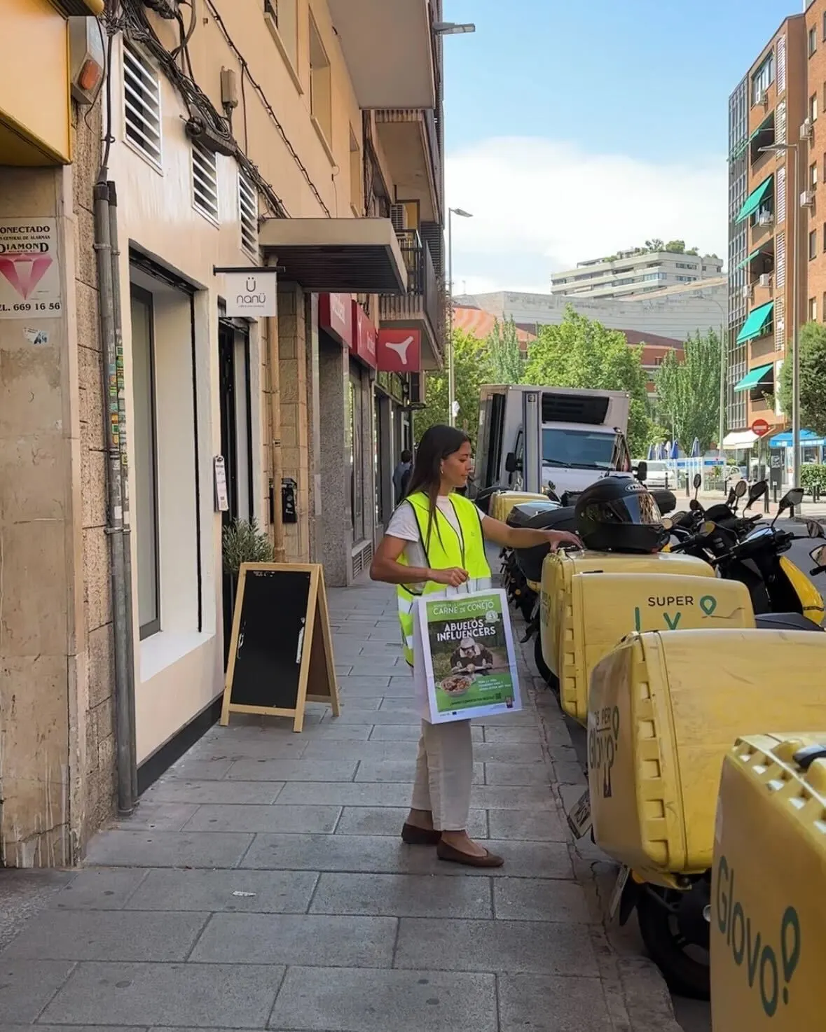 entraga-moto-glovo-carne-de-conejo